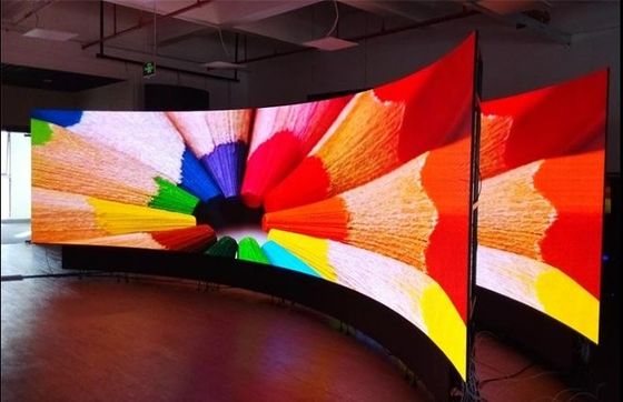 โมดูลจอแสดงผล LED แบบยืดหยุ่นชนิดอ่อนในร่ม/กลางแจ้ง P4 พร้อมเอฟเฟกต์โฆษณา การกำหนดค่า 1R1G1B